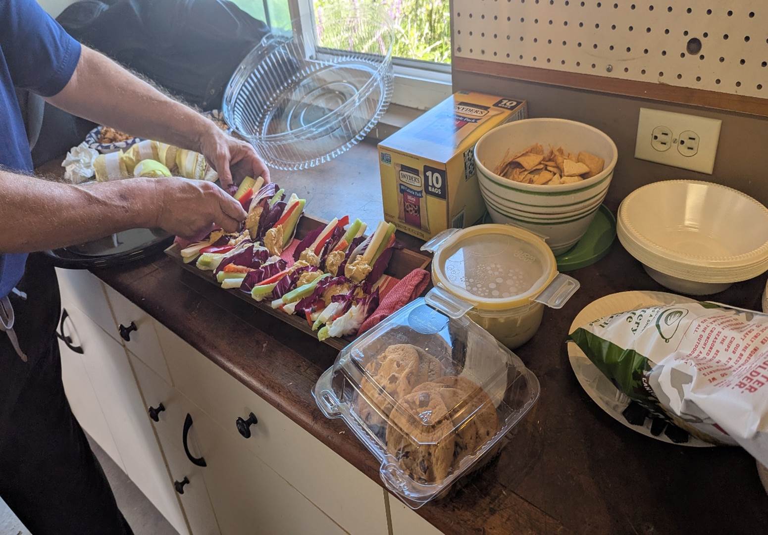 A person putting food into a tray

AI-generated content may be incorrect.