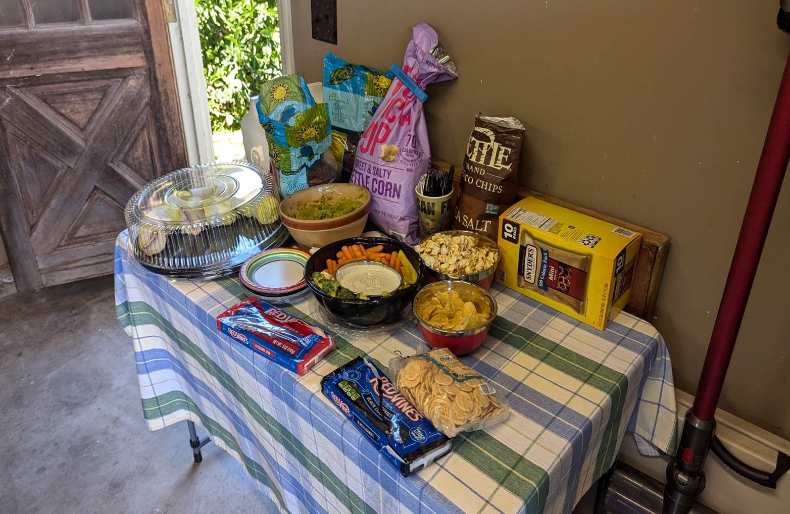 A table with food on it

Description automatically generated