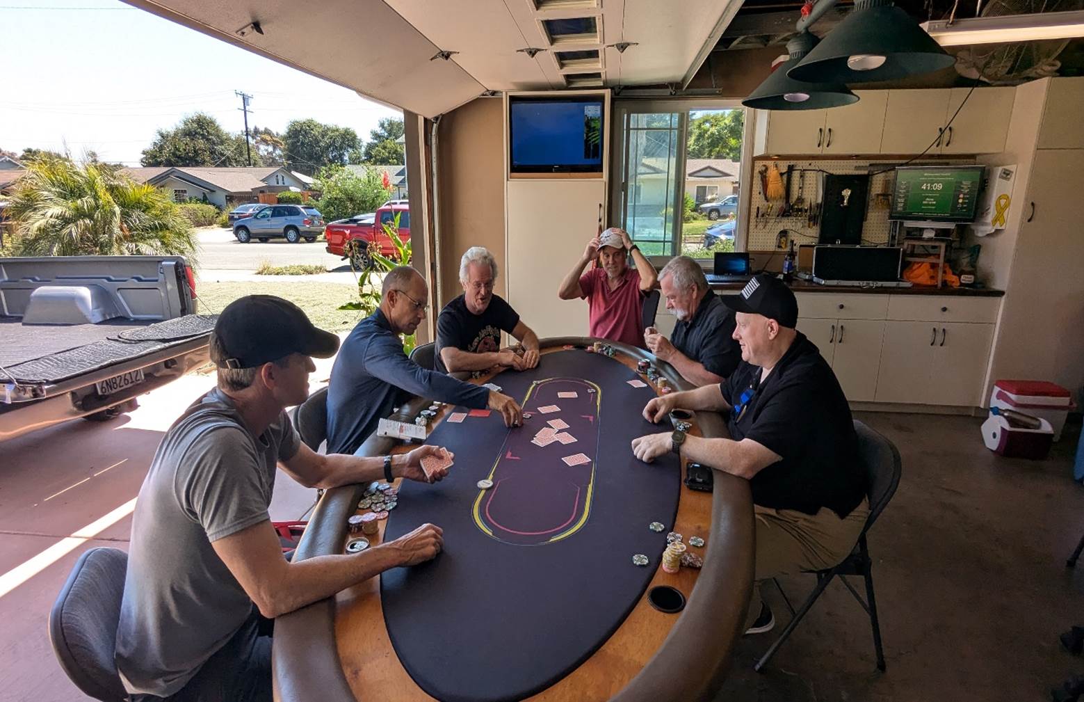 A group of people around a poker table

Description automatically generated