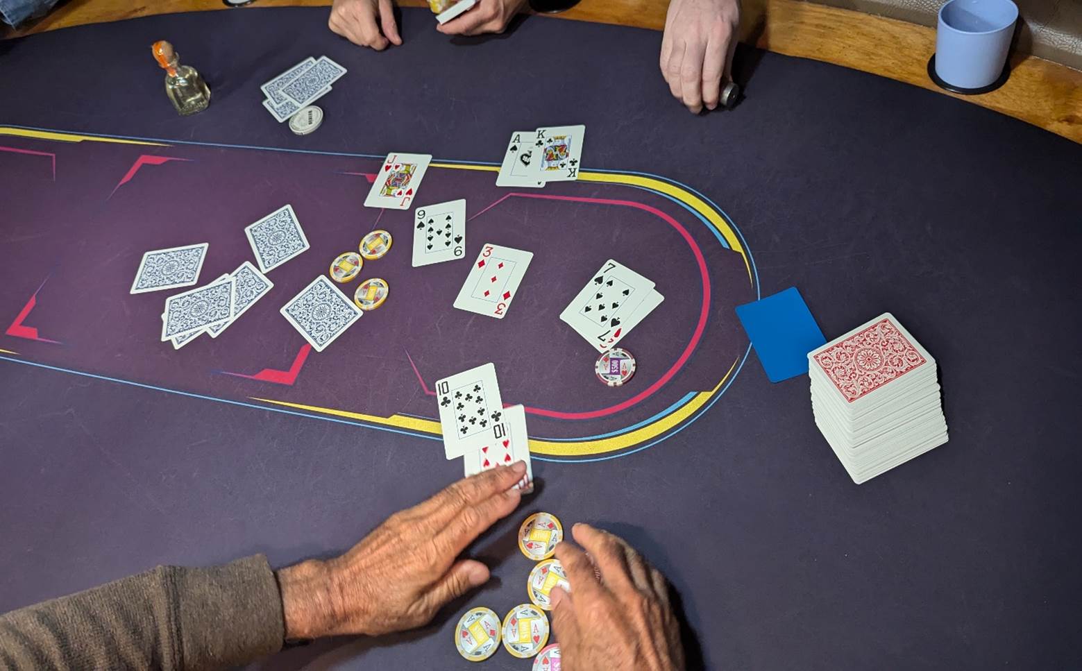 A group of people playing poker

Description automatically generated