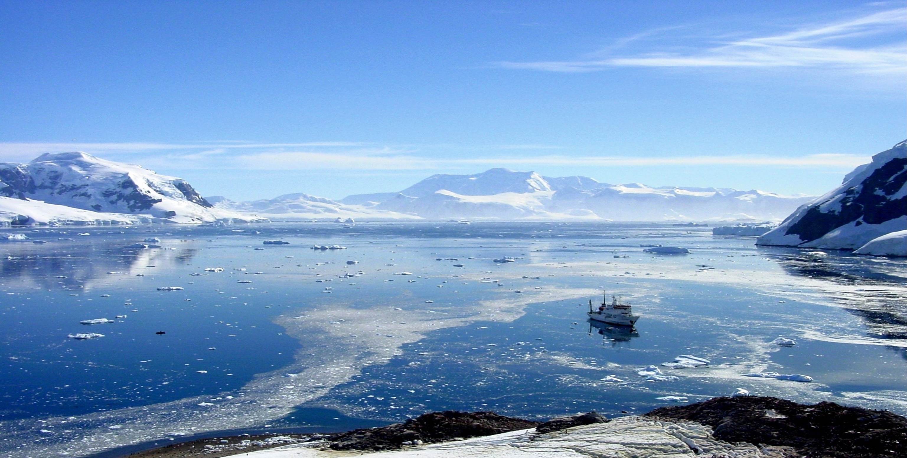 A large body of water with ice and snow on the side

Description automatically generated